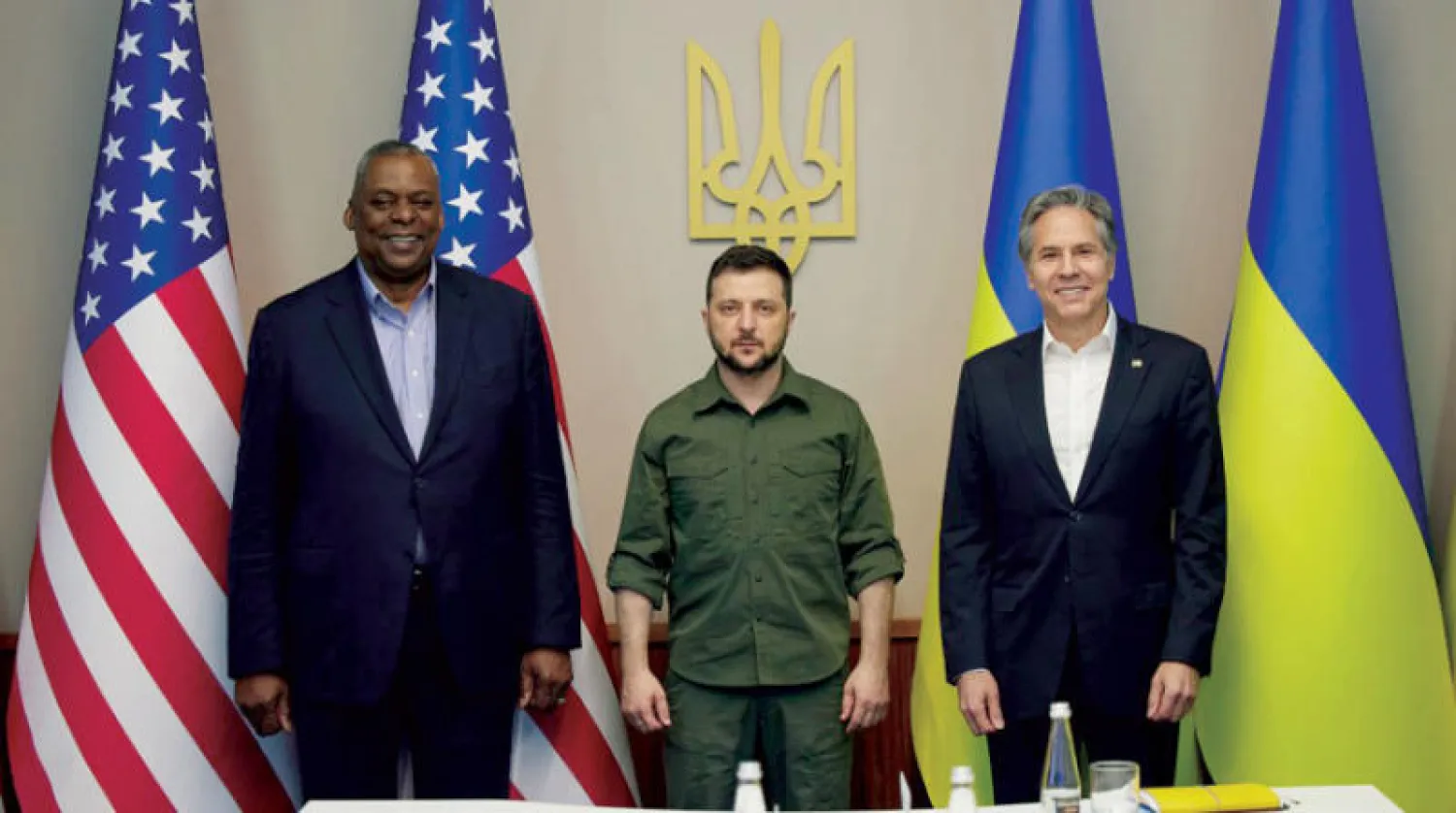 بلينكن مع أوستن والرئيس الأوكراني خلال زيارتهما لكييف الشهر الماضي (إ.ب.أ)