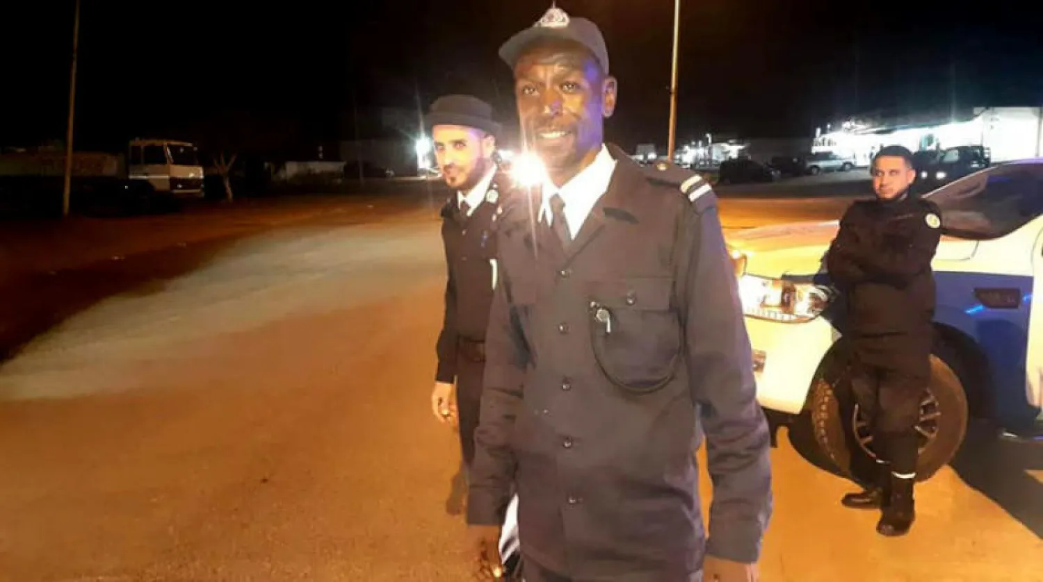 أفراد شرطة تابعين لمديرية أمن السهل الغربي في ليبيا يراقبون حركة السير (المديرية)