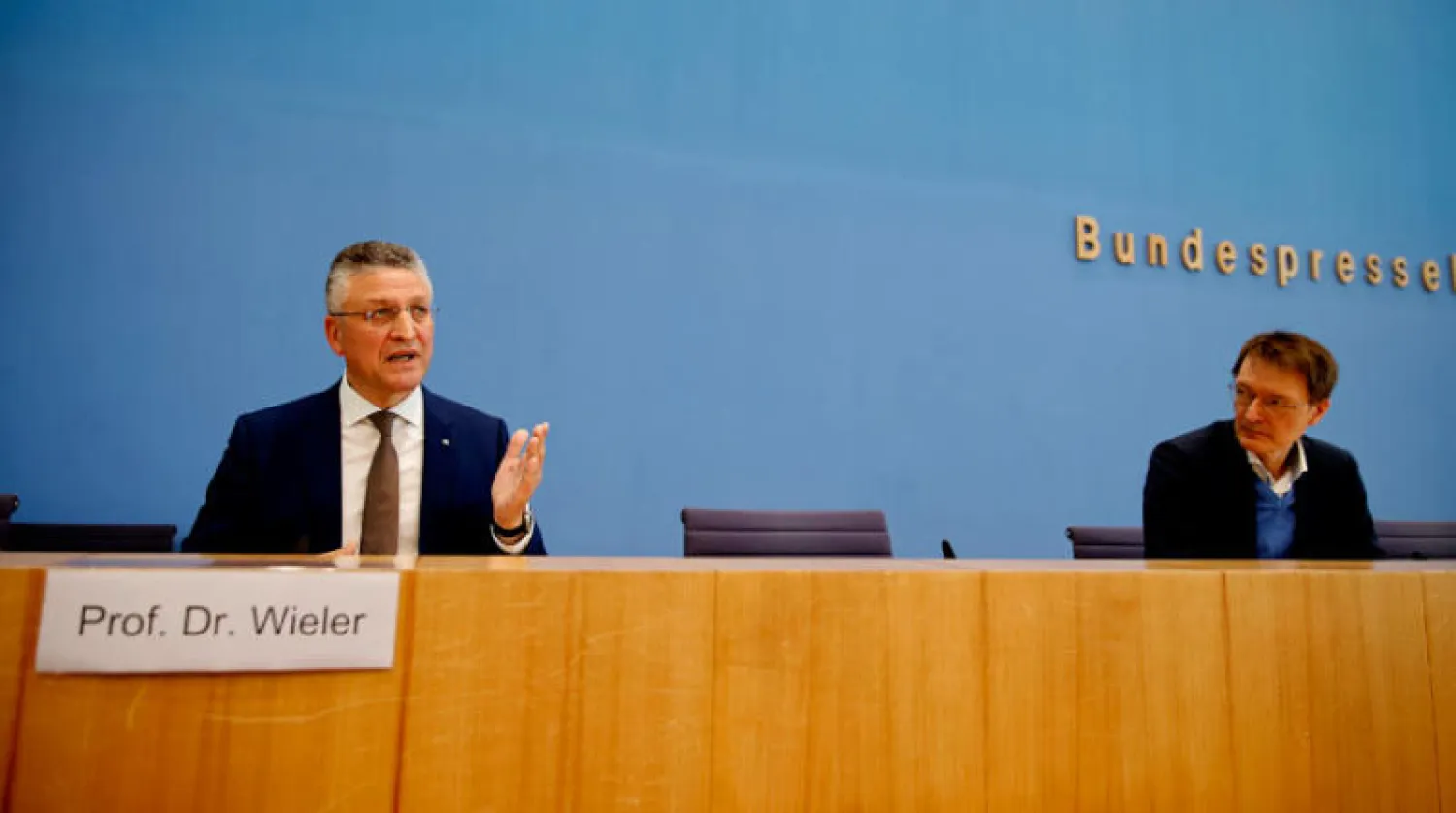 لوتار فيلر رئيس معهد روبرت كوخ، وكارل لوترباخ ، وزير الصحة الألماني، في مؤتمر صحافي حول تطورات جائحة كورونا في برلين ، 8 أبريل 2022(أ.ب)