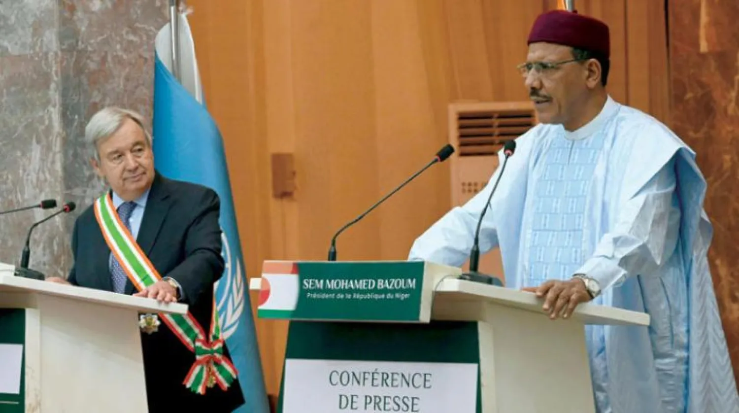 BM Genel Sekreteri Guterres önceki gün Niamey'de Nijer Devlet Başkanı Bazum ile ortak basın toplantısı düzenledi. (AFP)
