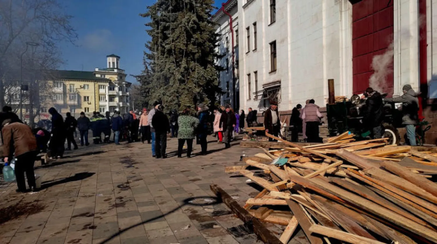 ما تبقى من سكان ماريوبول ينتظرون وصول المساعدات الغذائية(ا.ب)