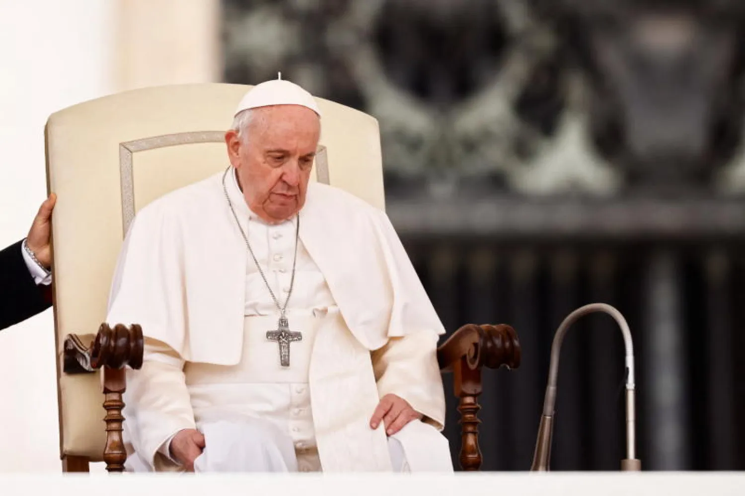 البابا فرنسيس اليوم خلال الجلسة العامة الأسبوعية في ساحة القديس بطرس بالفاتيكان (رويترز)
