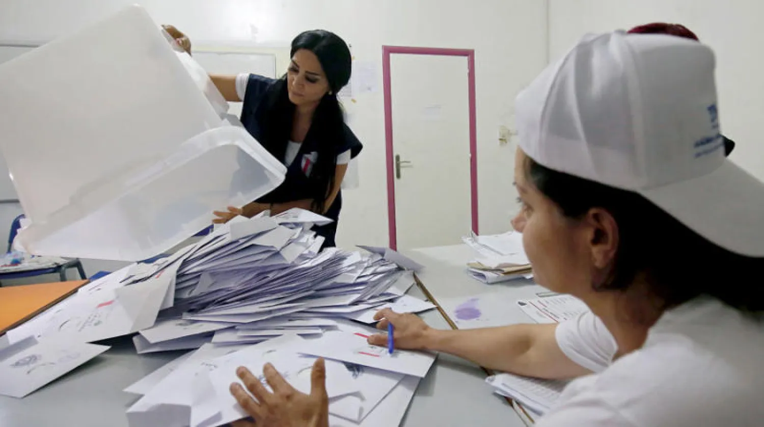 جانب من عمليات الفرز السابقة في انتخابات 2018 في أحد مراكز فرز الأصوات في منطقة البترون (غيتي)