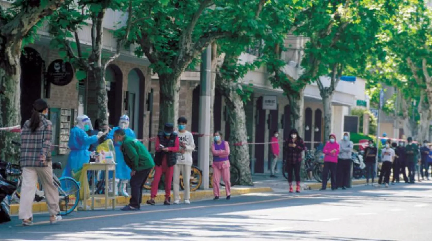 Şangay’da Kovid-19 testi olmak isteyen insanlar (Reuters)