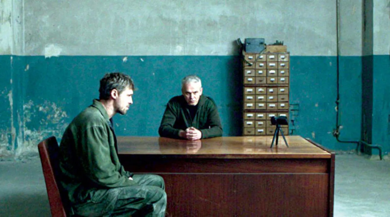 المحقق والمعتقل في «انعكاس»