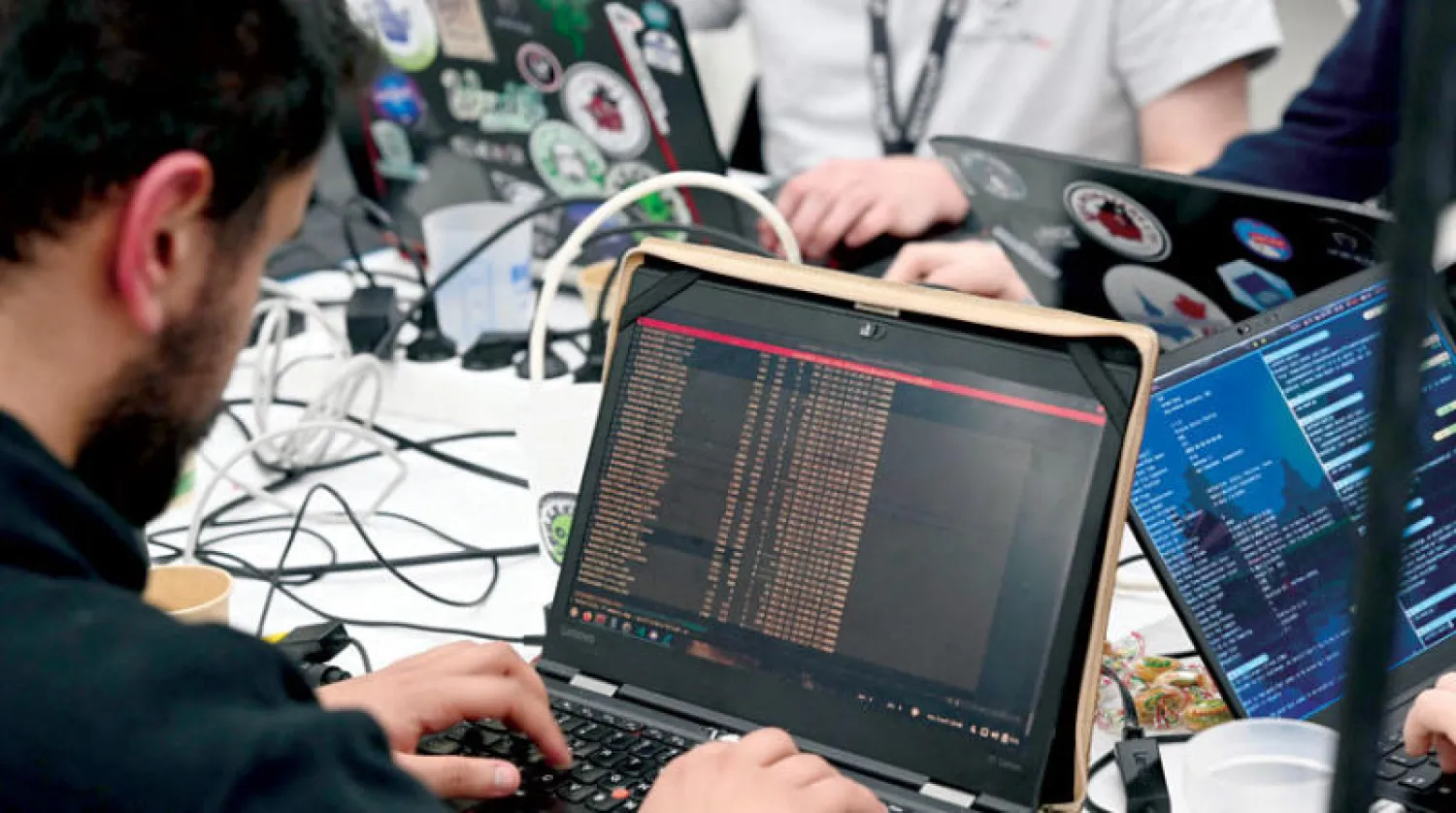 مشاركون في مسابقة لأمن الكمبيوتر في رين  بفرنسا (أ ف ب)