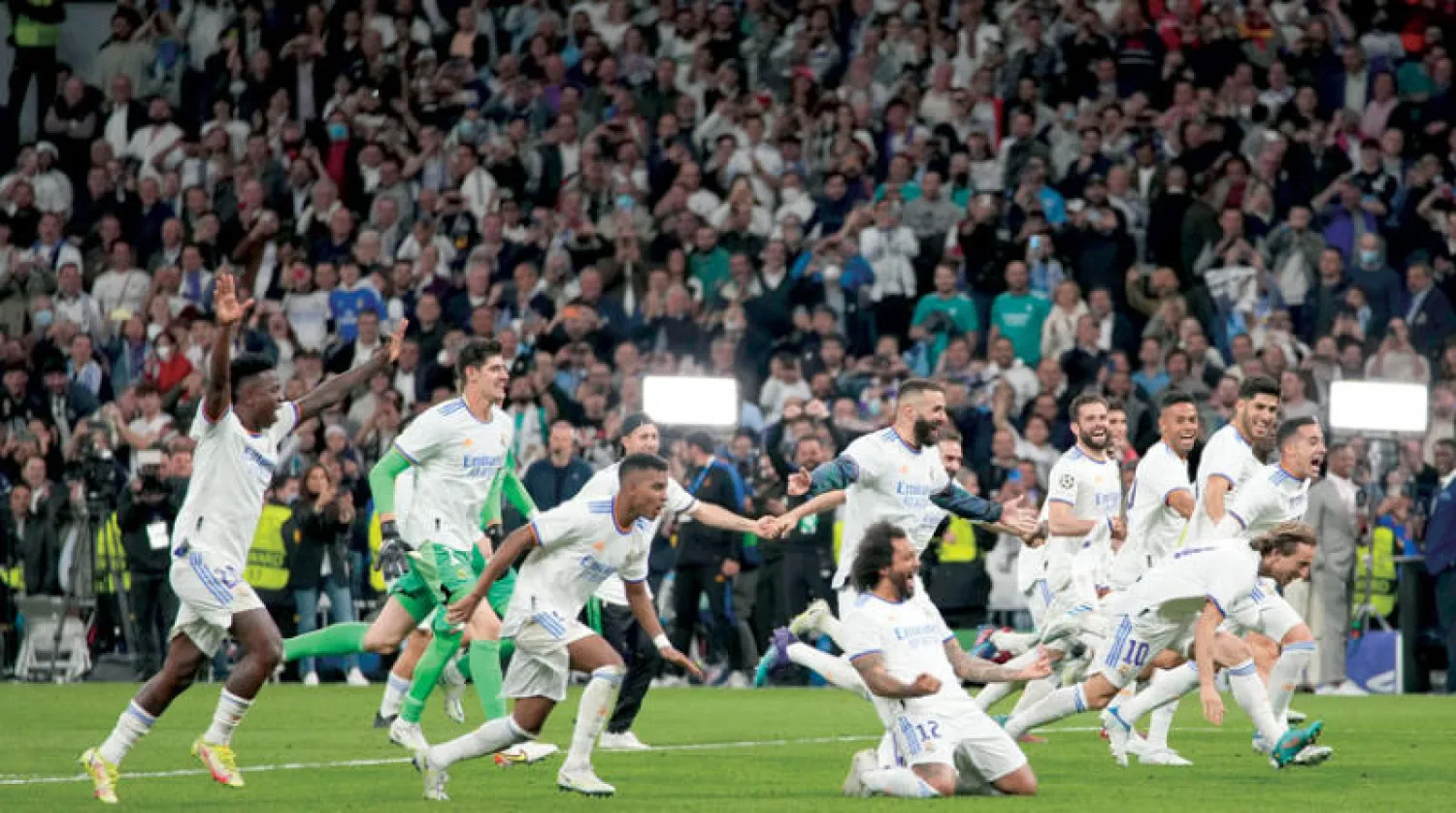 لاعبو الريال يحتفلون مع جماهيرهم بالانتصار المذهل والتأهل للنهائي (أ.ب)