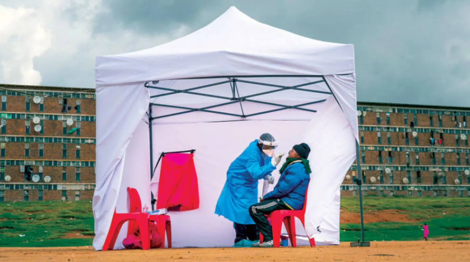 فحص «كورونا» في أحد مراكز جوهانسبرغ (أ.ب)