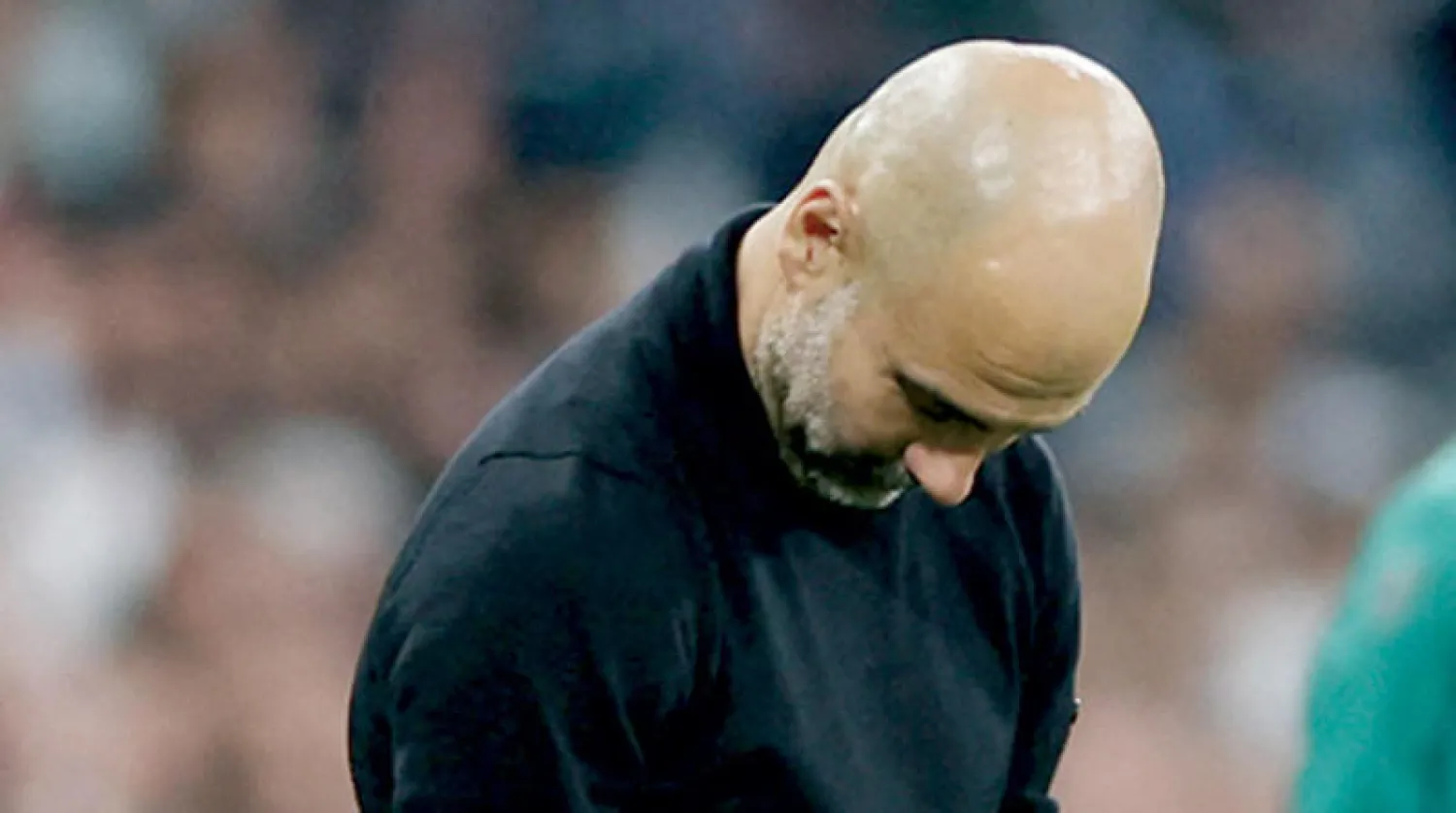 غوارديولا المحبط بات مطالباً بالتركيز على الدوري (رويترز)