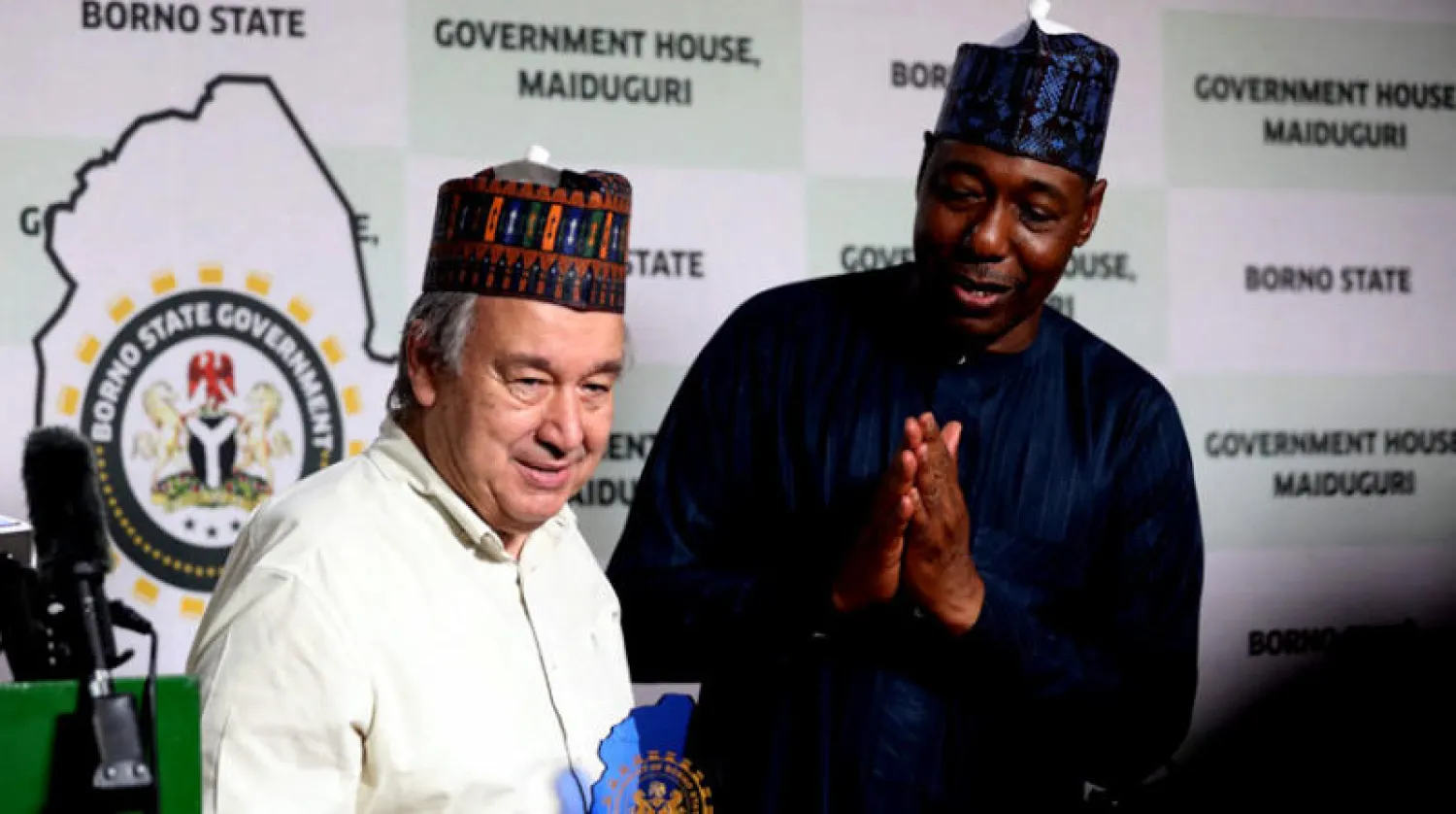 الأمين العام للأمم المتحدة أنطونيو غوتيريش (يسار) بعد تلقيه لوحة من حاكم ولاية بورنو باباغانا زولوم خلال مهمته الأولى لنيجيريا في مطار مايدوغوري الدولي بنيجيريا أول من امس (أ ف ب )