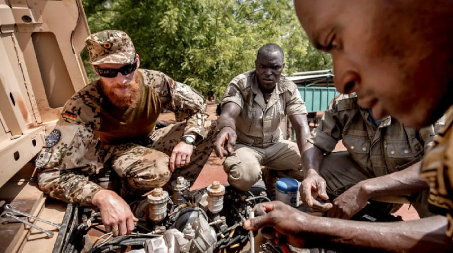 مدرب في الجيش الألماني يتحدث إلى جنود من مالي خلال تدريب على إصلاح السيارات في مهمة تدريب عسكري تابعة للاتحاد الأوروبي "رويترز "