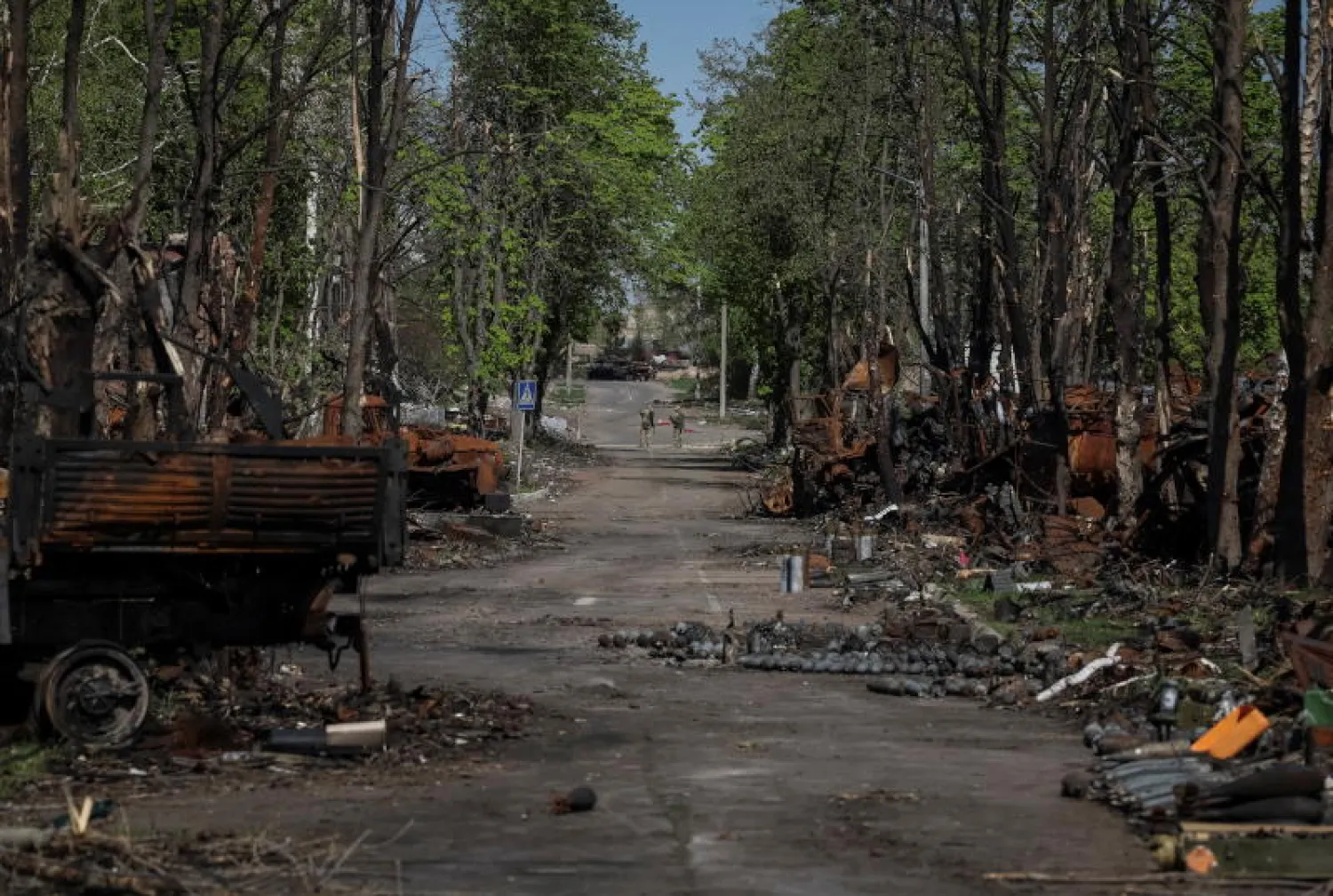 آثار دمار في محيط كييف (رويترز)