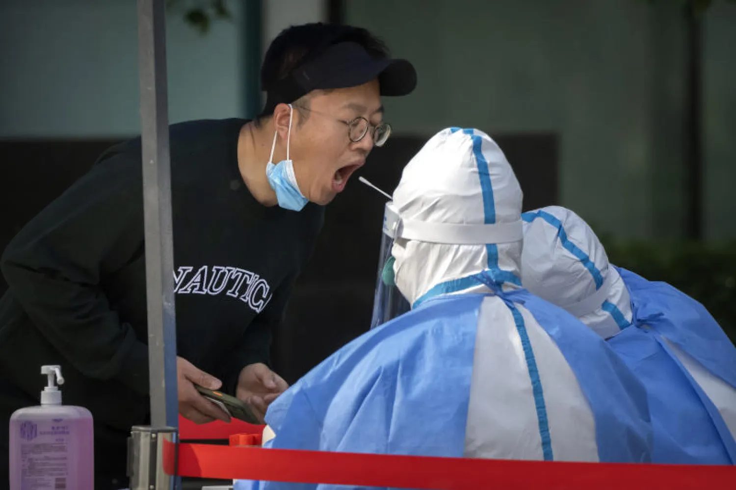 صيني يخضع لفحص الكشف عن فيروس «كورونا» في بكين اليوم (أ.ب)