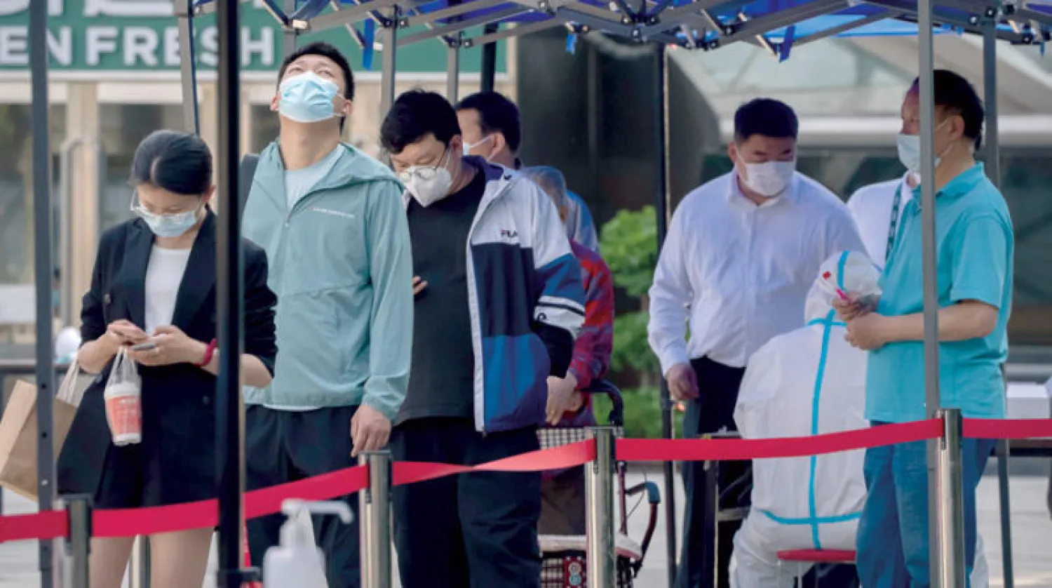 صينيون يقفون في طابور لإجراء اختبارات فحص «كوفيد - 19» في بكين أمس (أ.ب)