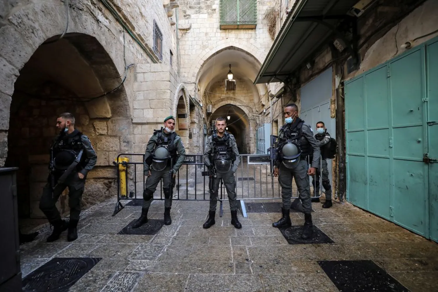 Israeli Border policemen stand guard inside Jerusalem's Old City, September 30, 2021. REUTERS/Ammar Awad