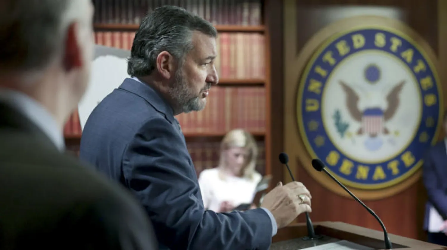 السيناتور الجمهوري تيد كروز خلال مؤتمر صحافي في مبنى الكابيتول في واشنطن أول من أمس (أ.ف.ب)