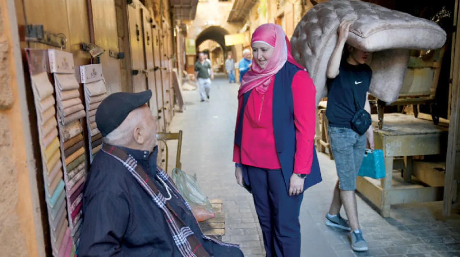 مرشحة مستقلة للانتخابات البرلمانية اللبنانية تتجول في أحد أسواق مدينة صيدا (أ.ب)