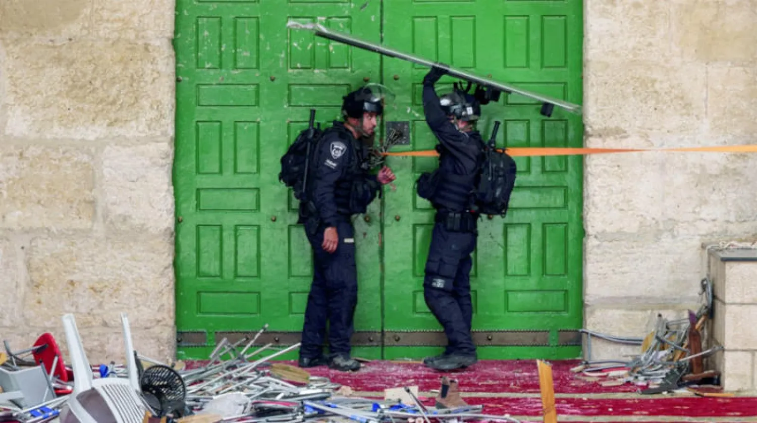 قوات الأمن الإسرائيلية تمنع الدخول من باب المجمع في المسجد الأقصى بعد صدامات مع الفلسطينيين (رويترز)