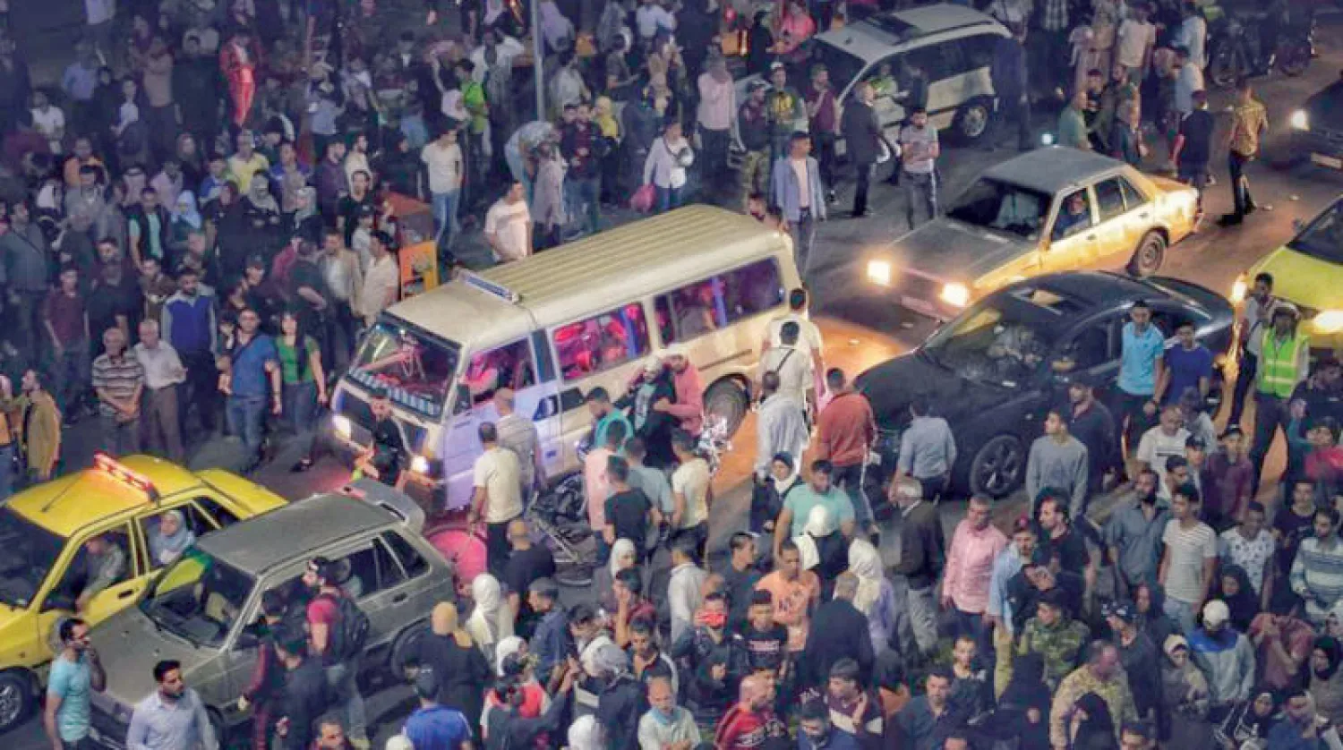 صورة بثها نشطاء سوريون معارضون لاهالي معتقلين وسط دمشق، ينتظرون خروجهم من السجون