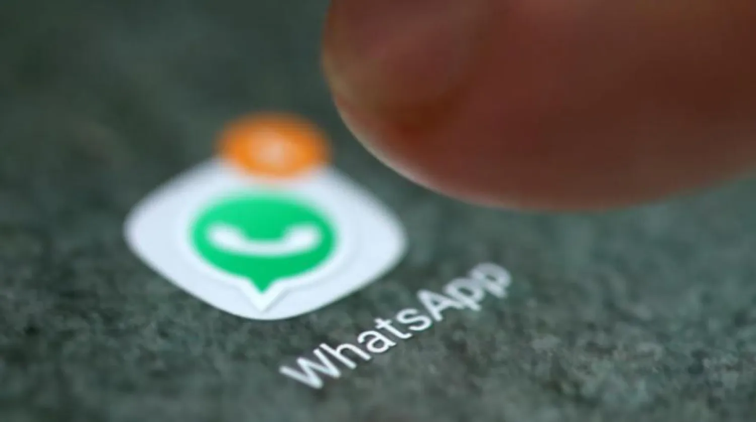 Bir akıllı telefonun ekranında WhatsApp uygulaması görünüyor (Reuters)