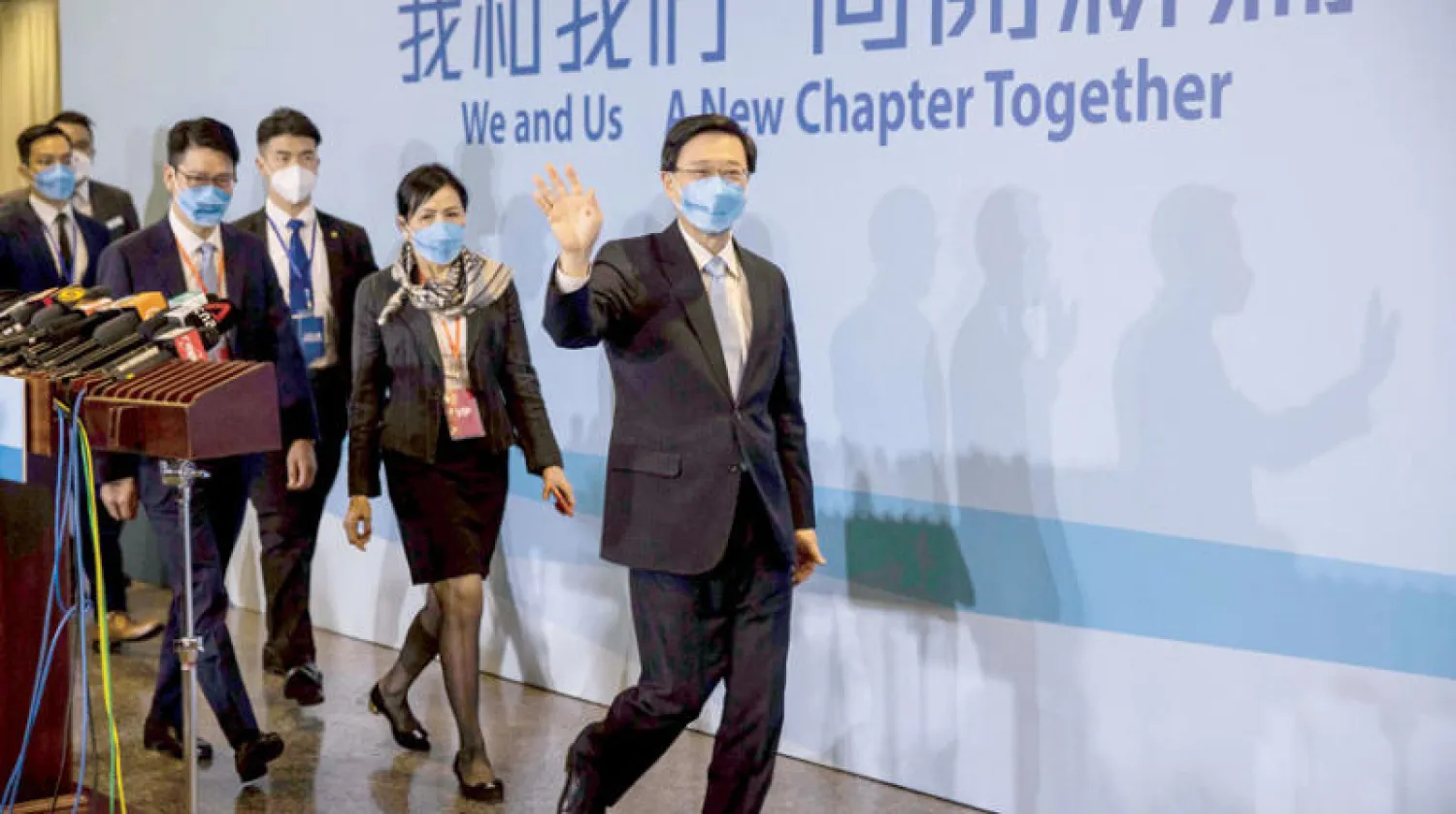 اختيار جون لي (في الأمام) يعكس الأولوية التي تعطيها بكين للأمن وللسيطرة على هونغ كونغ (أ.ف.ب)