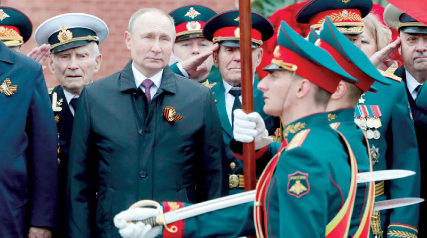 بوتين خلال استعراض عسكري بمناسبة «عيد النصر» العام الماضي (أ.ب)