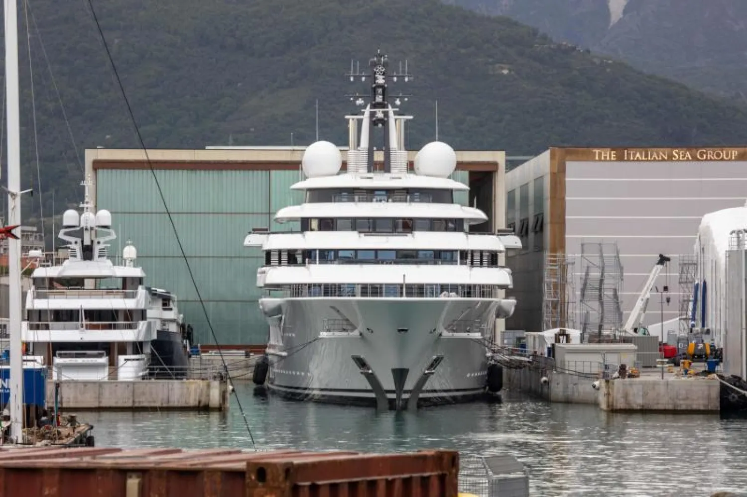 اليخت الفاخر 'شهرزاد' يرسو في ميناء توسكانا الإيطالي (أ.ف.ب)