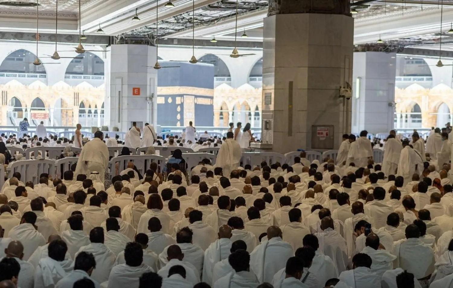 Worshippser perform Friday prayers at the Grand Mosque. (SPA)