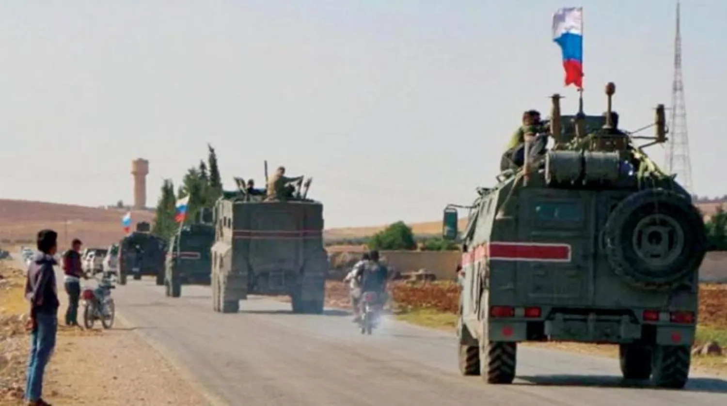خودروی گشت روسی و اعضای «تیپ هشتم» تحت حمایت «حمیمیم» در جنوب سوریه (گردهمایی احرار حوران)
