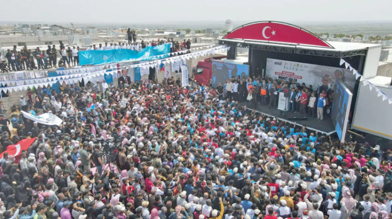 وزير الداخلية التركي سليمان صويلو خلال تدشين مخيم للنازحين في ريف إدلب في 3 الشهر الجاري (أ.ف.ب)