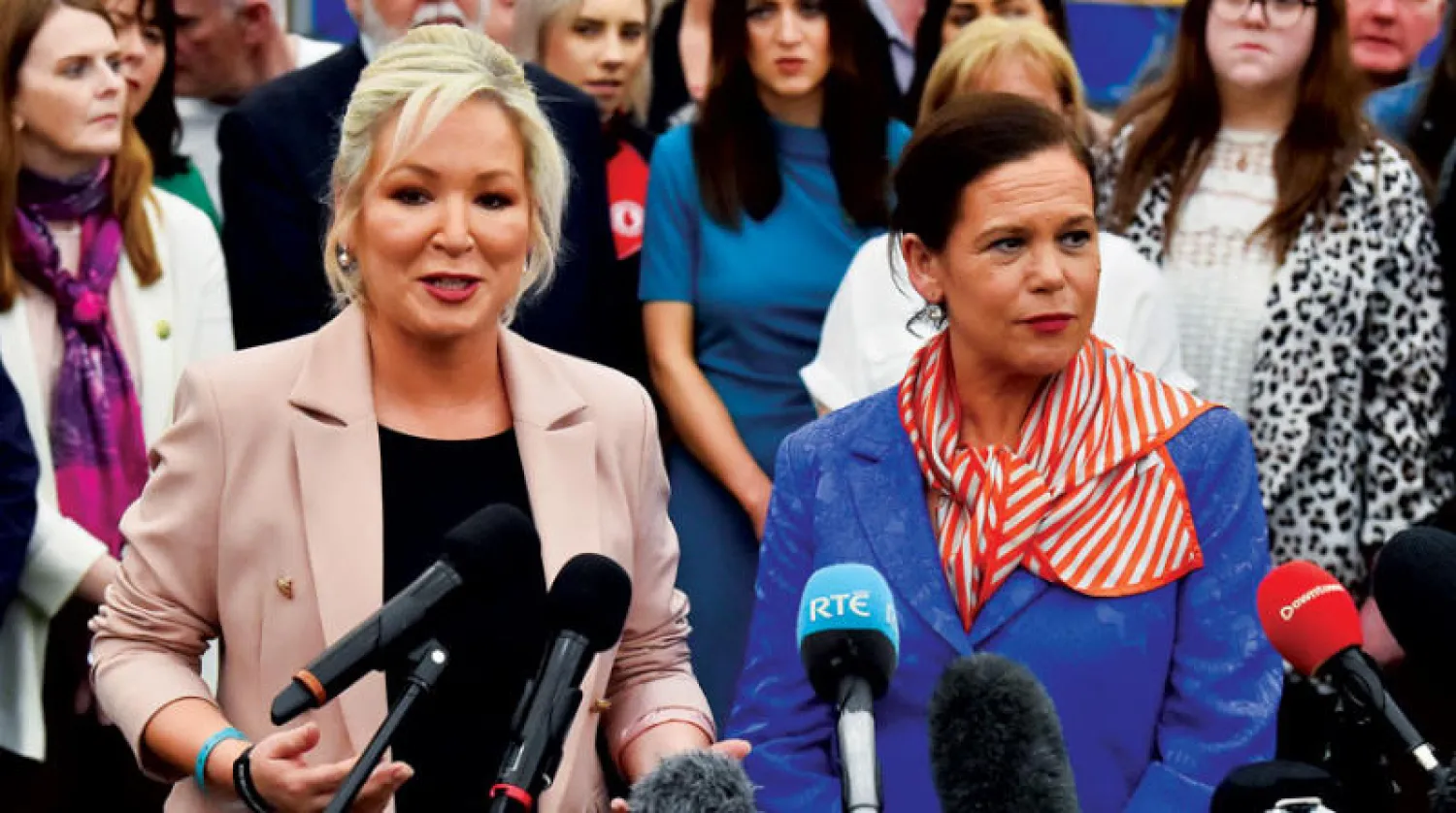 زعيمة حزب {شين فين} ونائبتها تخاطبان الإعلام في لندن ديري 7 مايو (رويترز)