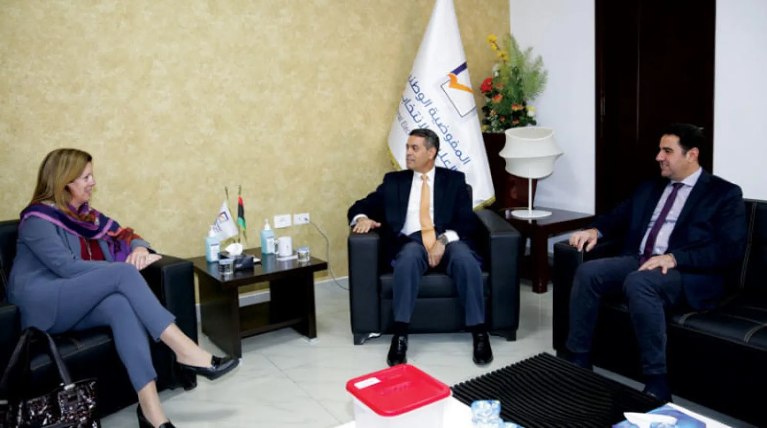 صورة وزعتها المستشارة الأممية لاجتماعها مع رئيس مفوضية الانتخابات الليبية في طرابلس