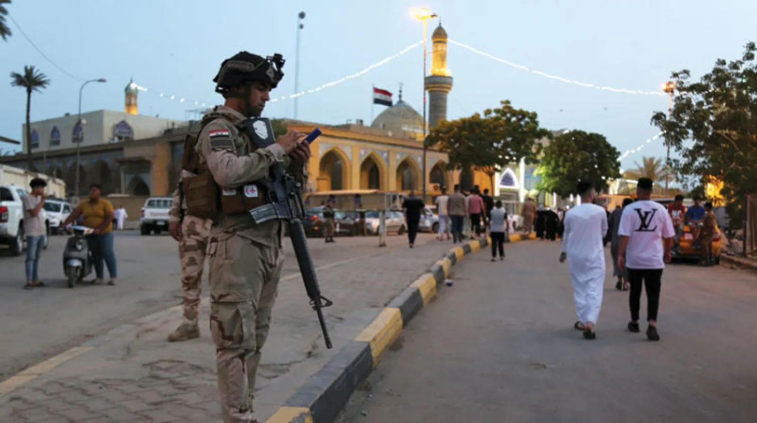جندي عراقي في حراسة أحد شوارع بغداد (إ.ب.أ)