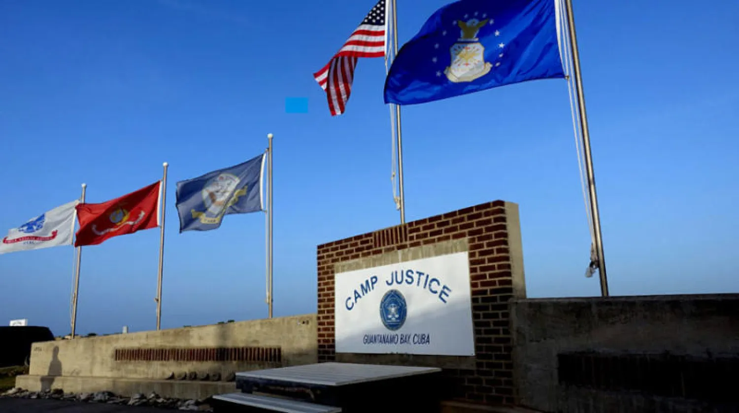 لافتة تشير إلى معسكر العدالة في قاعدة خليج غوانتانامو البحرية في كوبا (أ.ف.ب)