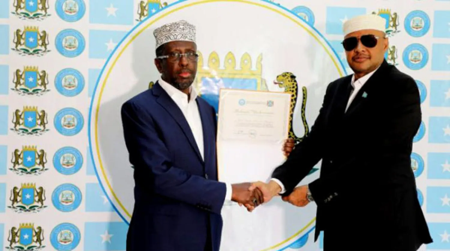 صورة وزعتها وكالة الأنباء الصومالية الرسمية لتسجيل الرئيس الأسبق كمرشح للانتخابات الرئاسية المرتقبة