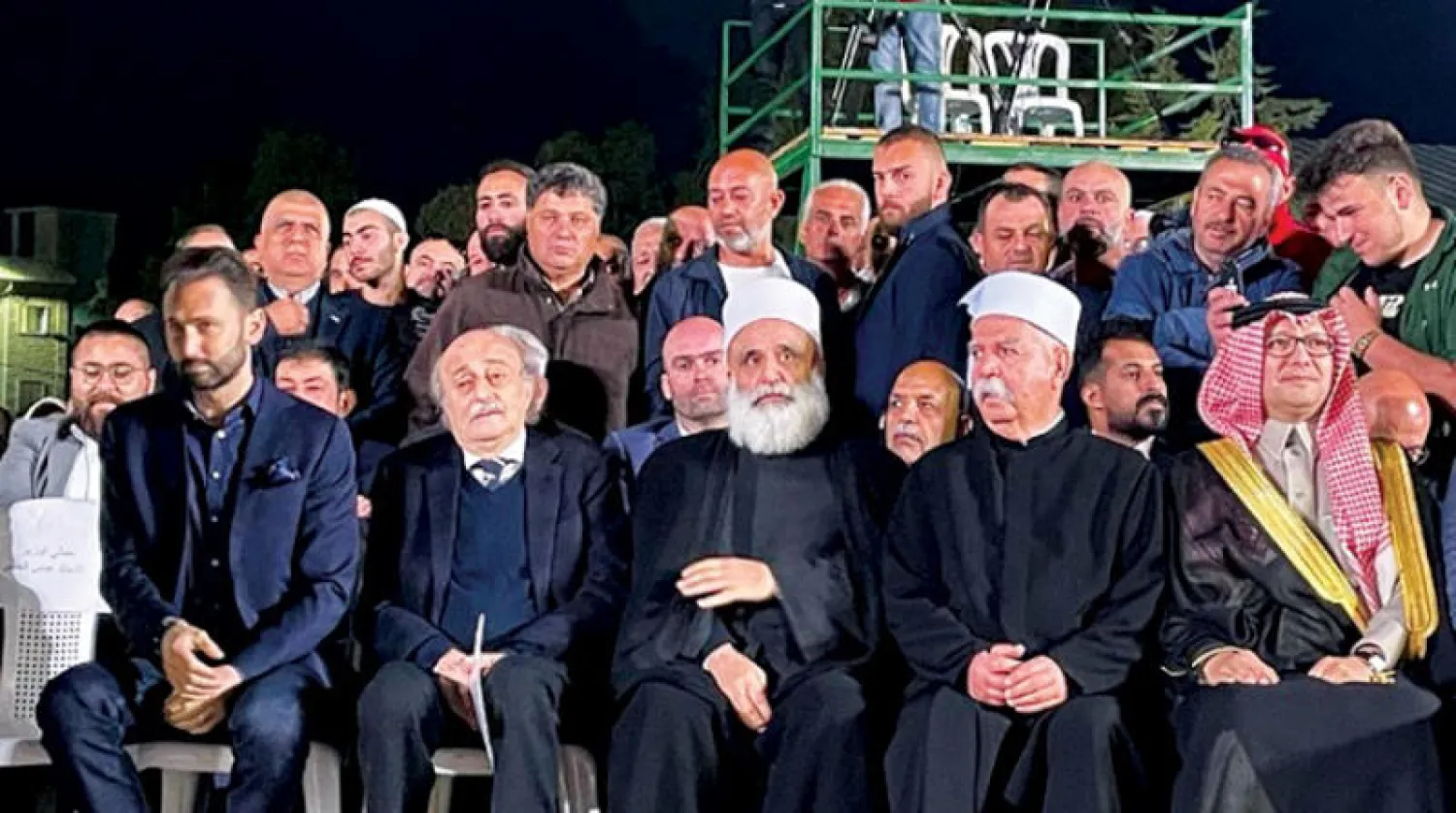 جنبلاط متوسطاً نجله تيمور وشيخ العقل سامي أبي المنى (الوكالة الوطنية)