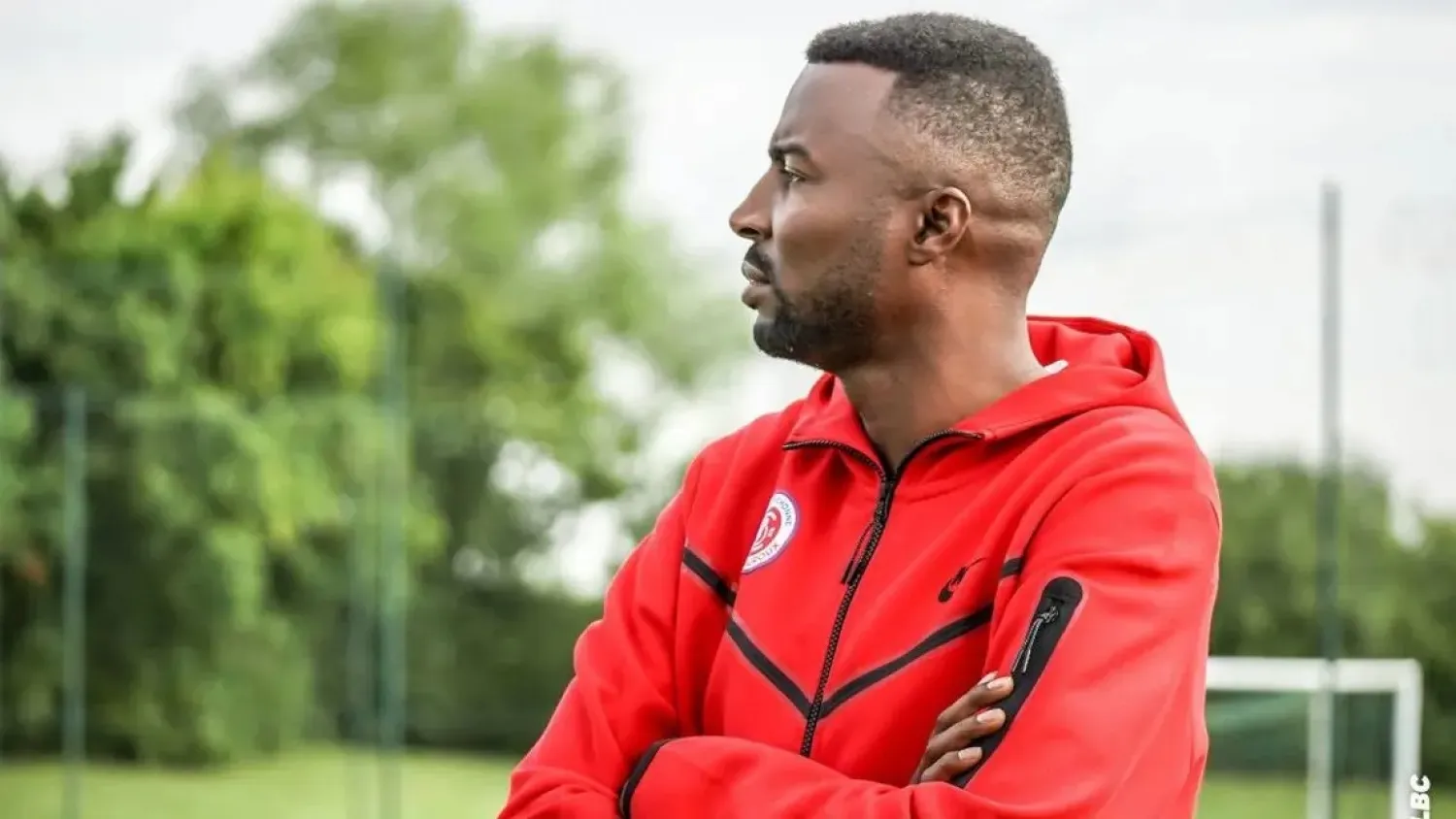 أسامة هوساوي مساعد المدير الرياضي لفريق شاتورو الفرنسي وأحد المشرفين على المعسكر (الشرق الأوسط)