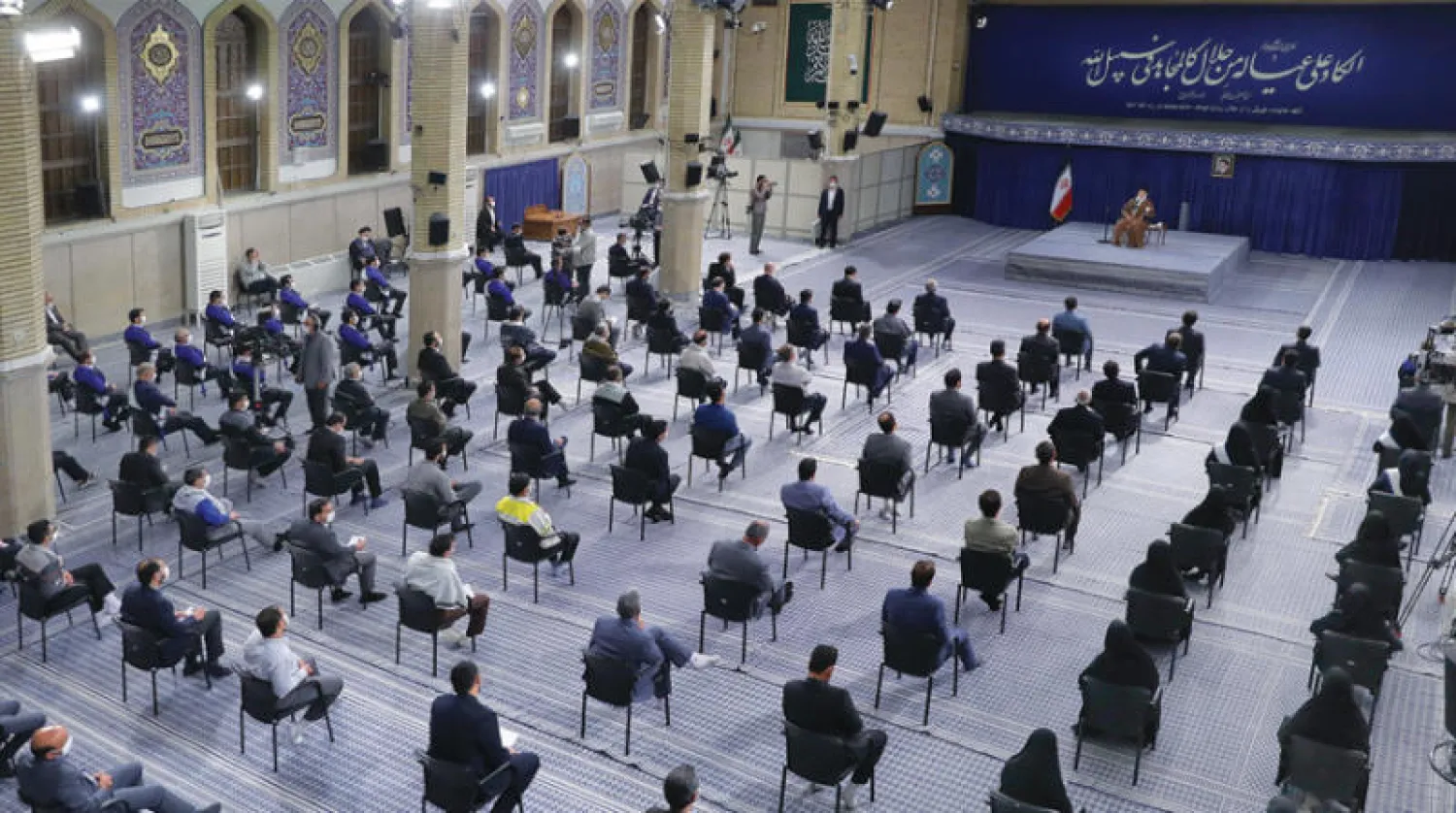 صورة نشرها موقع المرشد الإيراني من لقائه مع ممثلين عن العمال في طهران أمس