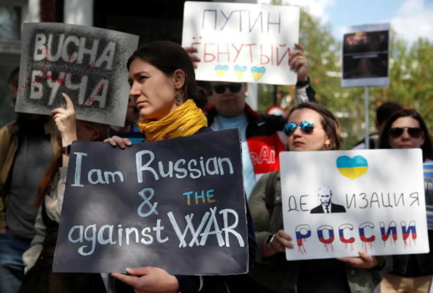 مواطنون روس ضد الحرب على أوكرانيا خلال تظاهرهم أمام سفارة روسيا في لندن (أرشيفية-رويترز)