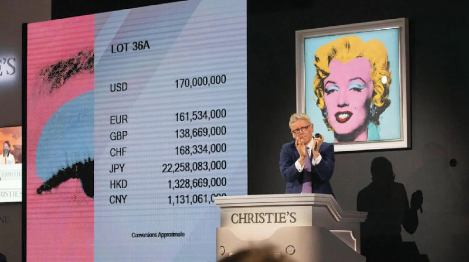 مدير «كريستيز» يصفق بعد انتهاء مزاد «شوت سايج بلو مارلين» للرسام آندي وارهول (إ.ب.أ)