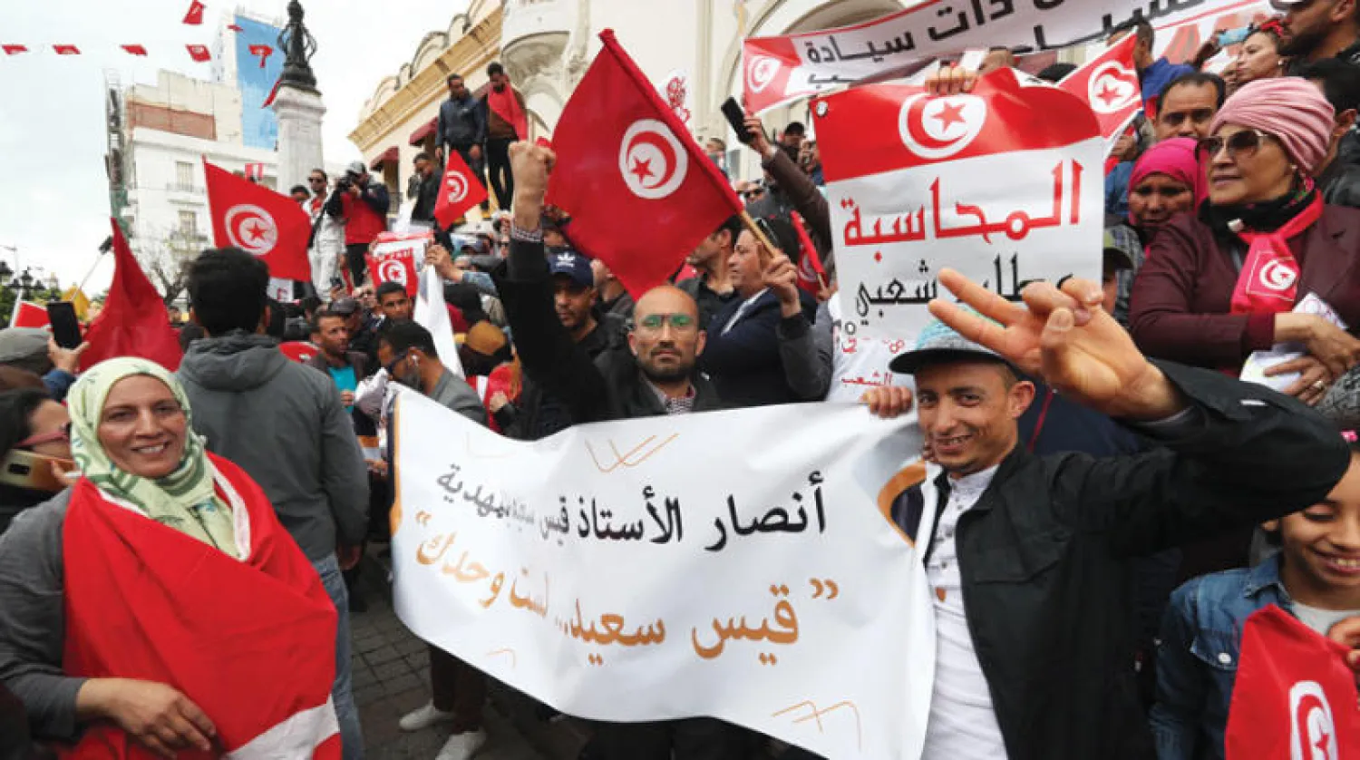 جانب من المظاهرات التي نظمها أنصار الرئيس سعيد نهاية الأسبوع الماضي وسط العاصمة (إ.ب.أ)