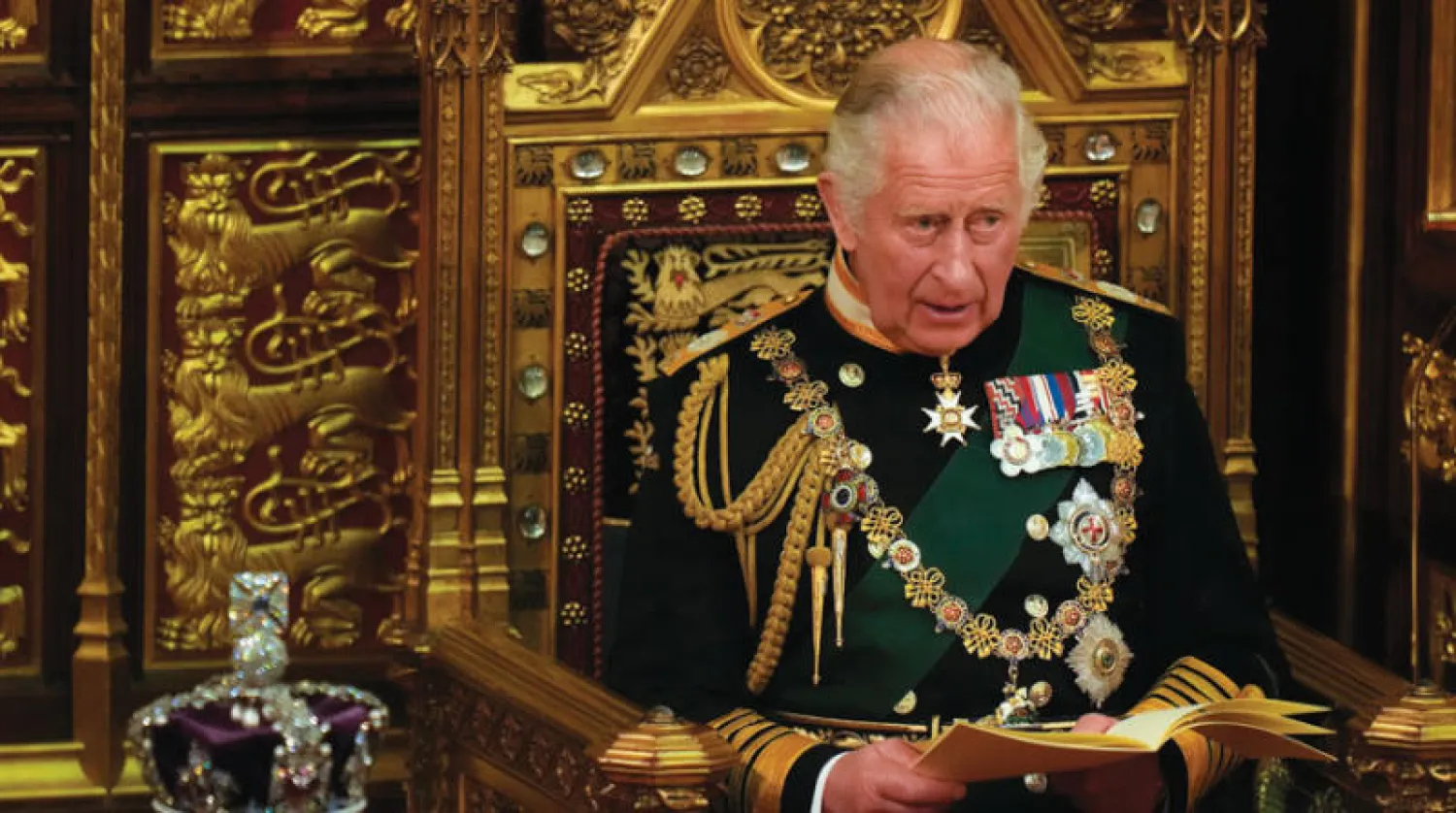 الأمير تشارلز يقرأ خطاب الملكة بجوار تاجها خلال الافتتاح الرسمي للبرلمان أمس (أ.ب)