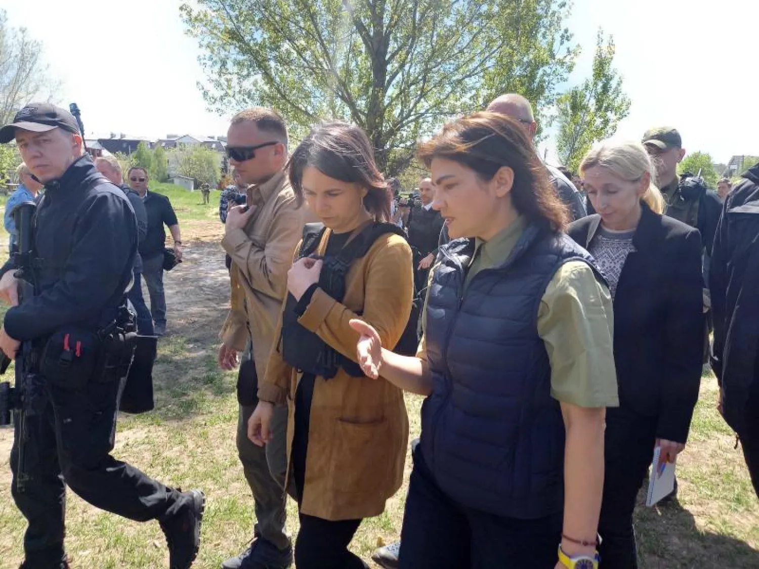 بيربوك خلال زيارتها مدينة بوتشا الأوكرانية اليوم (د.ب.أ)