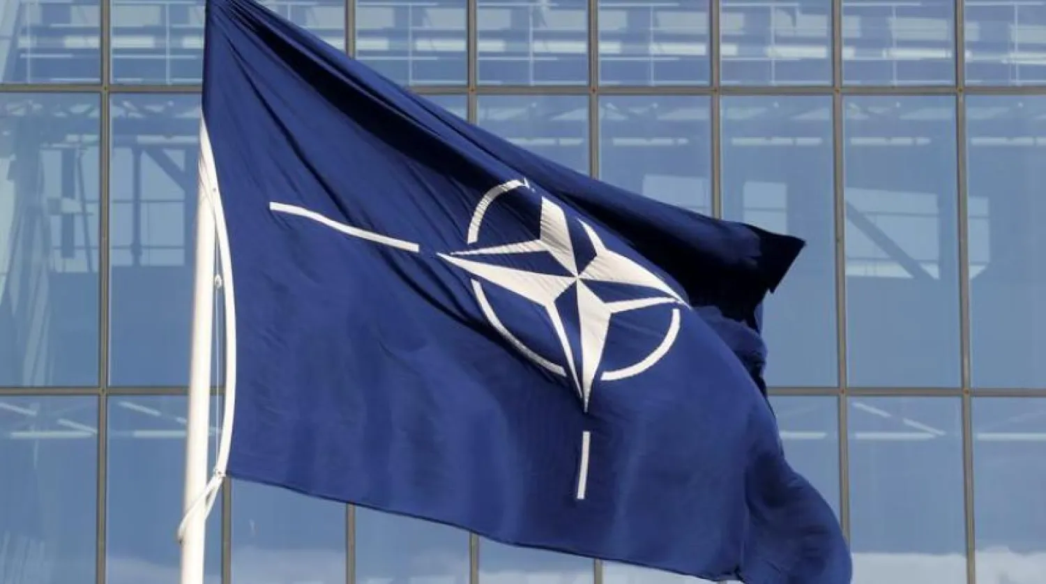 Brüksel’deki NATO karargahı önündeki NATO bayrağı (Reuters)