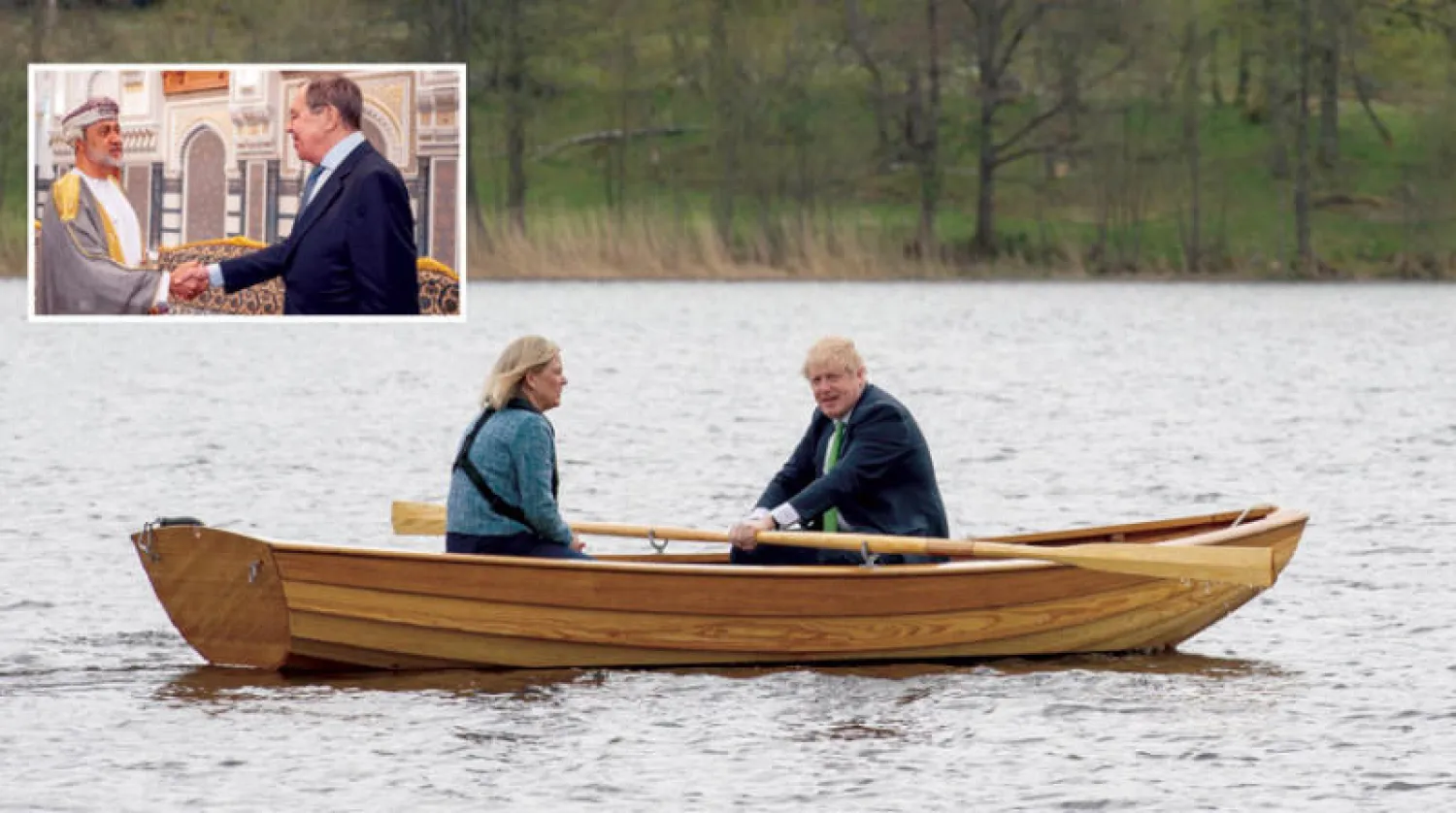 رئيس الوزراء البريطاني ونظيرته السويدية في رحلة بالقارب بعد محادثاتهما في استوكهولم أمس وإبرامهما اتفاق دفاع مشتركاً قبل قرار حول انضمام السويد لحلف «الناتو» (رئاسة الحكومة السويدية) ...  وفي الإطار سلطان عُمان هيثم بن طارق لدى ترحيبه بوزير الخارجية الروسي سيرغي لافروف في مسقط أمس (رويترز)