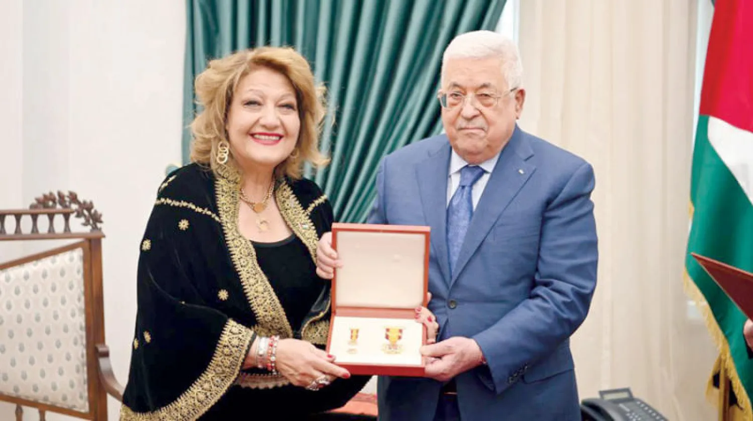 الرئيس عباس يمنح وسام دولة فلسطين لمها جريس السقا تقديراً لحفاظها على تراث الشعب الفلسطيني (وفا)