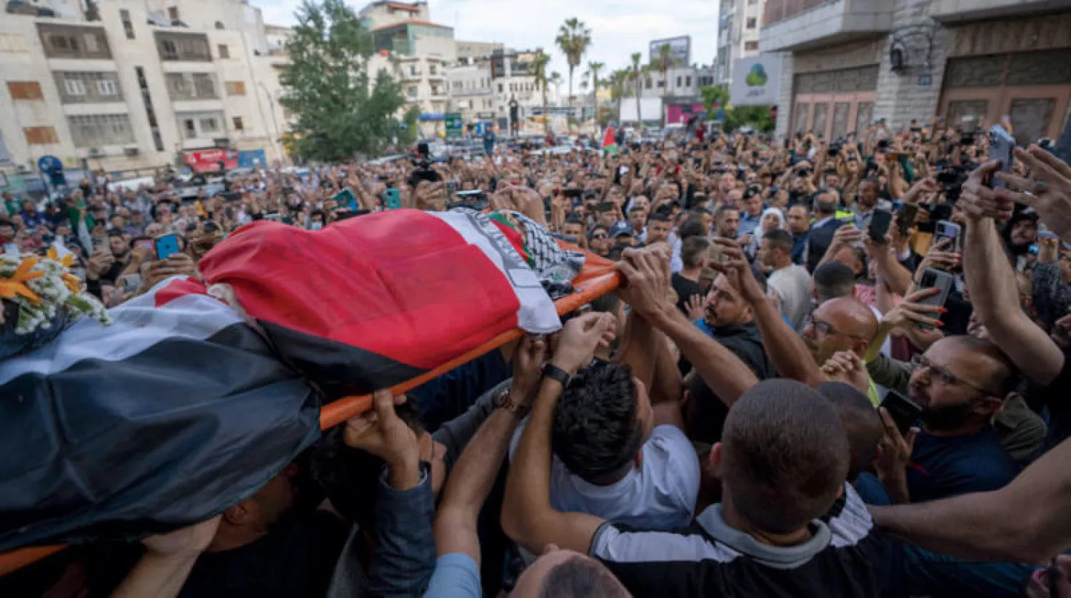 فلسطينيون يشيعون شيرين أبو عاقلة في الضفة الغربية أمس (أ.ب)