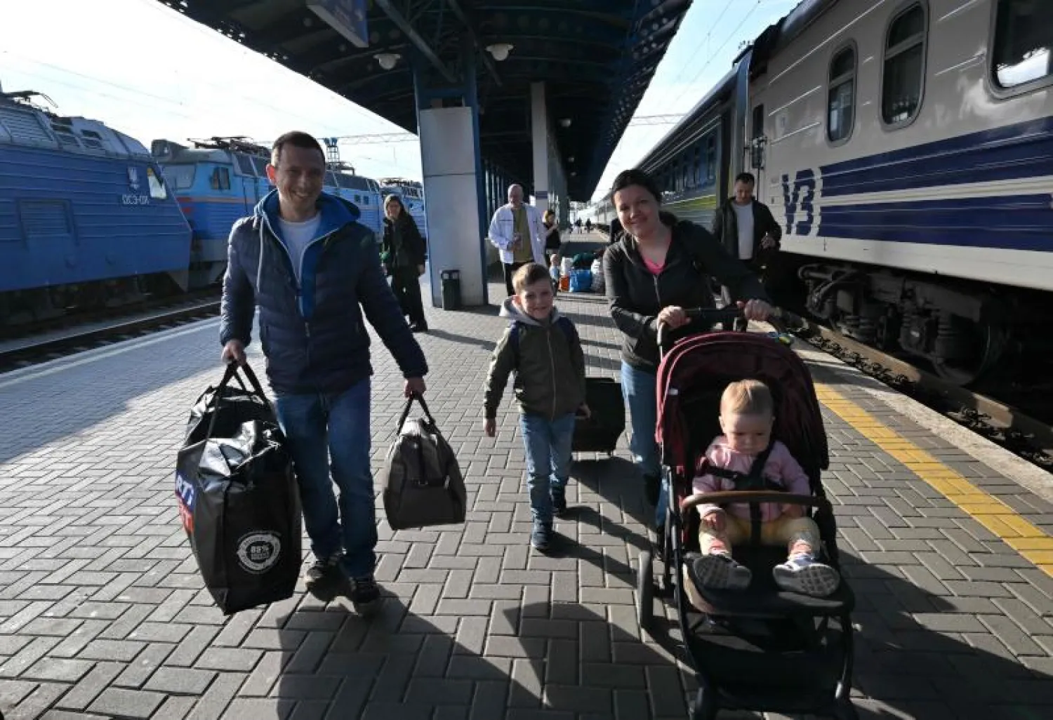 أوكرانيون غادروا بسبب الحرب يعودون إلى كييف (أ.ف.ب)