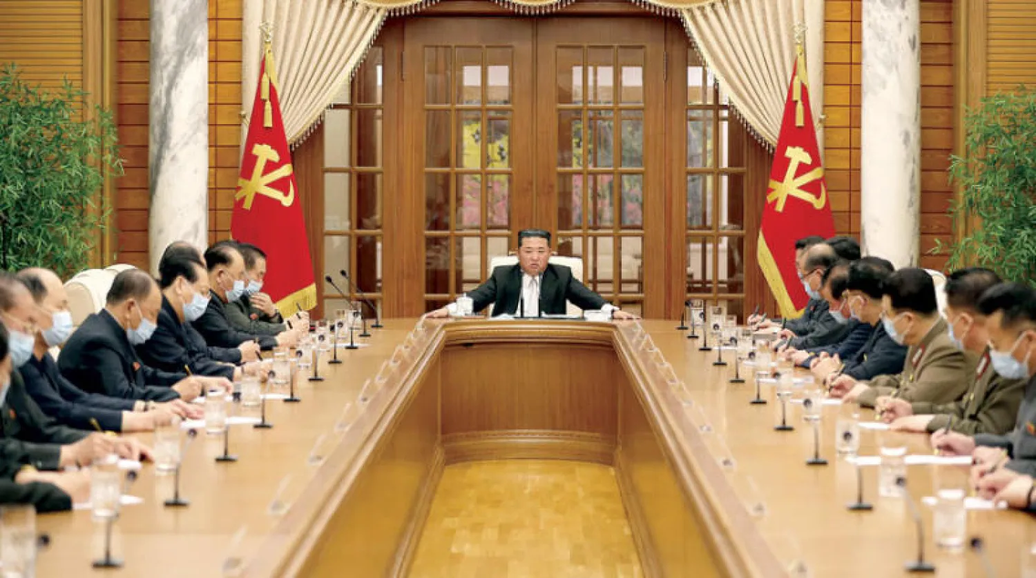 صورة وزعت أمس تظهر كيم مترئساً اجتماعاً للمكتب السياسي في بيونغ يانغ (أ.ف.ب)