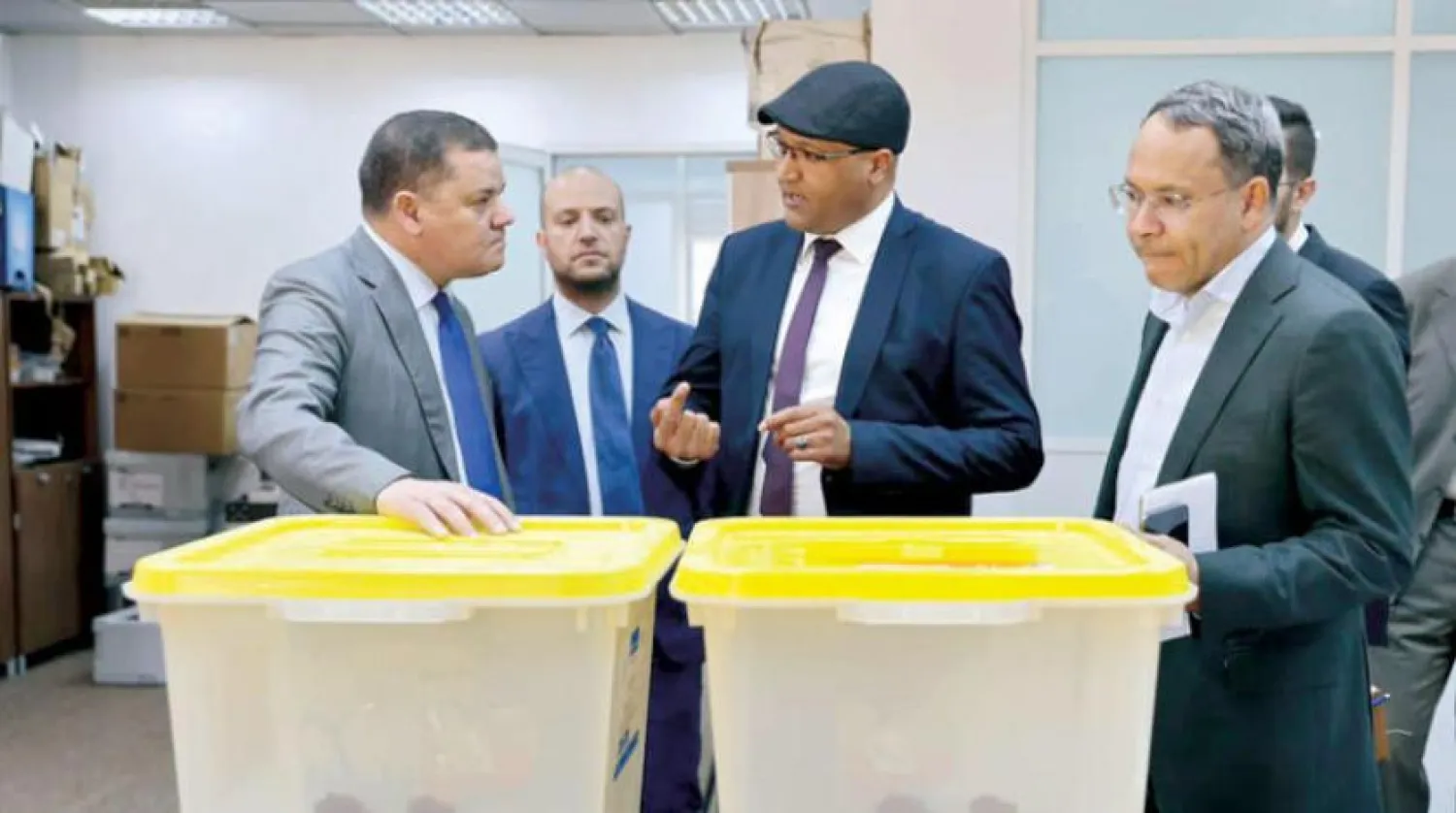 Libya Ulusal Birlik Hükümeti Başbakanı Abdulhamid Dibeybe, başkent Trablus’ta, Belediye Meclisleri Merkez Seçim Komitesi başkanı ve üyeleriyle bir araya geldi. (Libya Ulusal Birlik Hükümeti)  